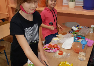 dziewczynki kroją składniki do przygotowania zdrowych potraw